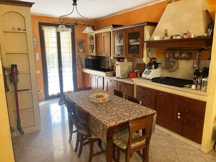 Cucina prima della tinteggiatura, parete arancione