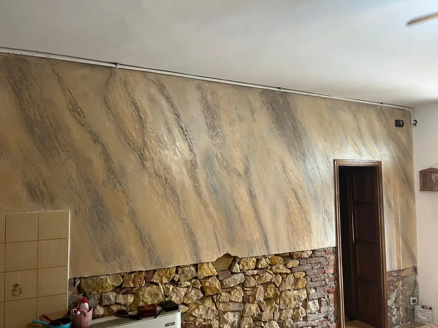 Decorazione pietra spaccata a 3 colori, dopo: finitura decorativa completata
